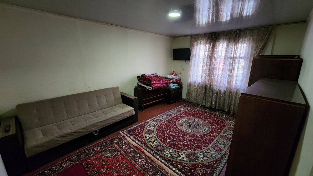 kvartira YASHNOBOD 1 Etaj, 1 xona, hamma mebeli bilan sotiladi srochno