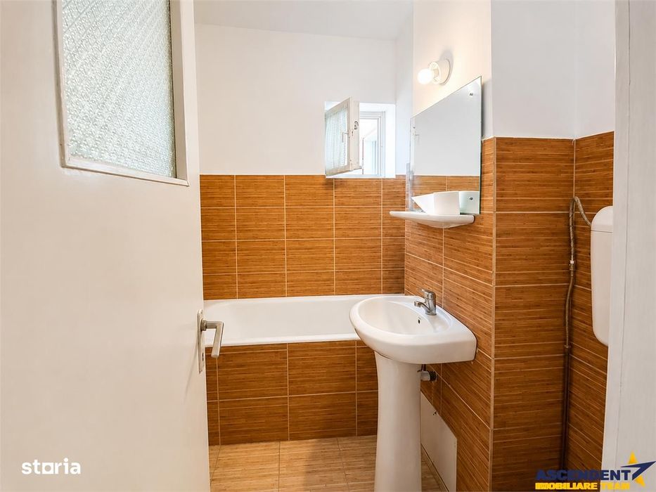 Drumul Poienii .LIvada Postei: 3 camere decomandate,2 balcoane,vedere