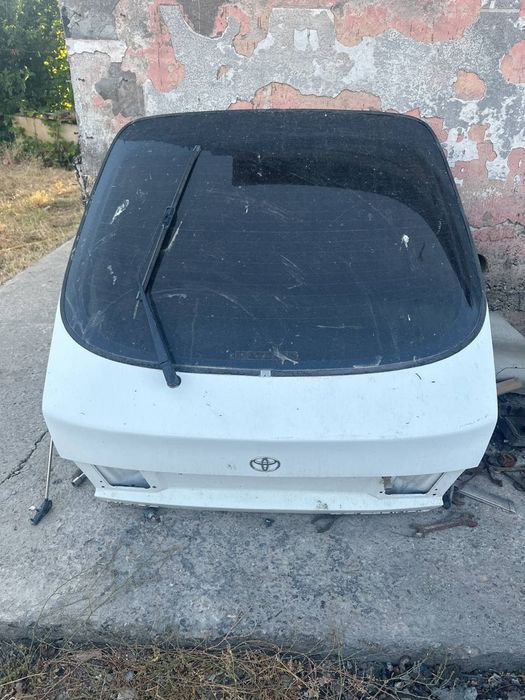 Карина е хэтчбек багажник