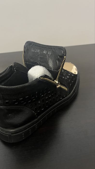 Adidasi / ghete , culoare neagră cu aplicații si vârf metalic aurii .