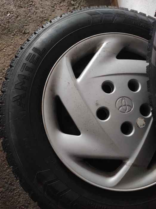 Диски с зимней резиной + колпаки