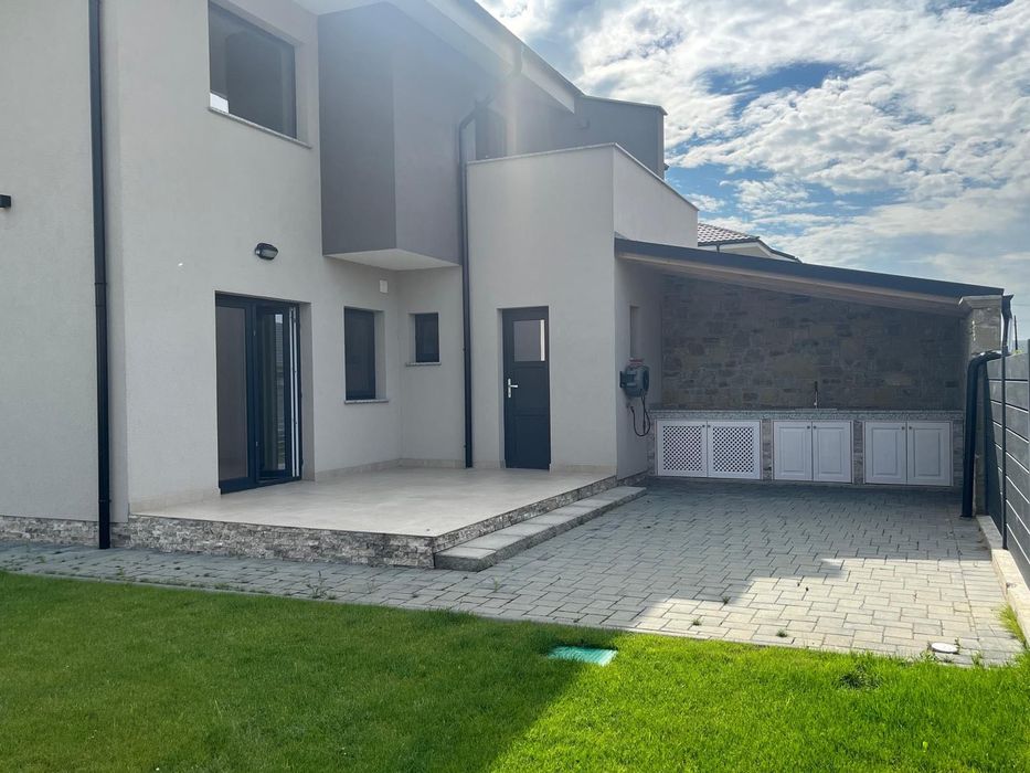 Casa în sistem duplex,strada rezidențială