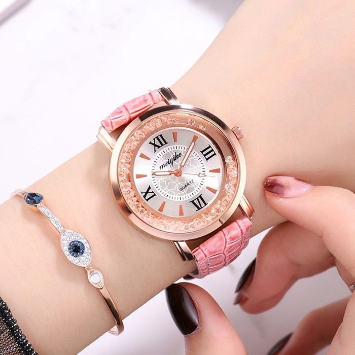 Дамски ръчен часовник с кръгъл циферблат с камъни и кожена каишка