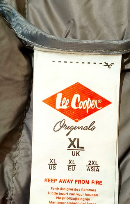 Jachetă ușoară argintie, tip puffer, de la Lee Cooper Originals.