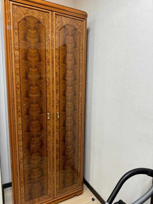 Шкаф для одежды распашной пр-ва Италия
