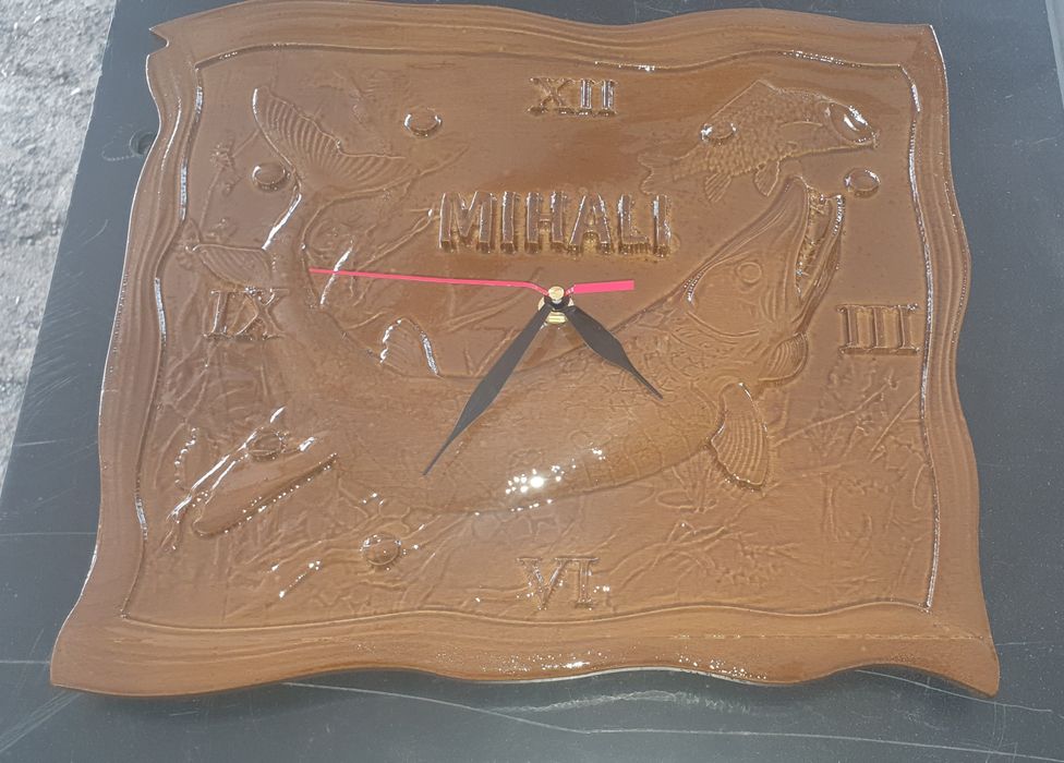 Ceas perete sculptat din lemn personalizat. La comanda.