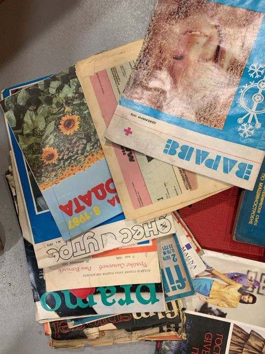 Кашон с над 50 книги и списания от Соца