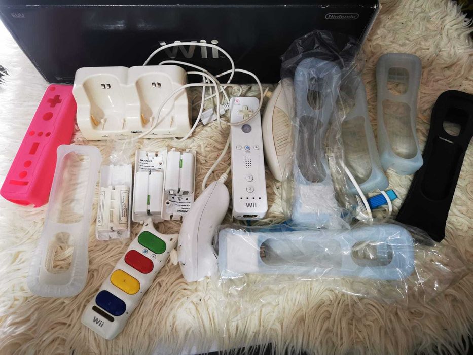 Vând 2 console Wii (alb și negru) + accesorii + jocuri integral (1200 de lei) sau separat (50-500 de lei)