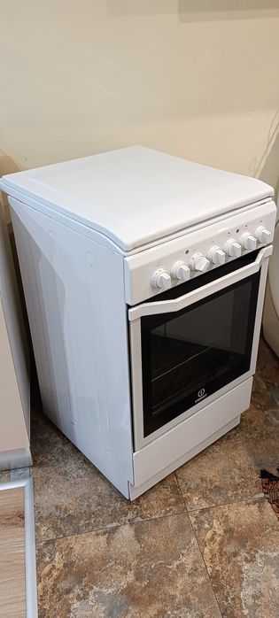 Готварска печка Indesit I5E52E(W) – вентилатор, грил, таймер, отлична.