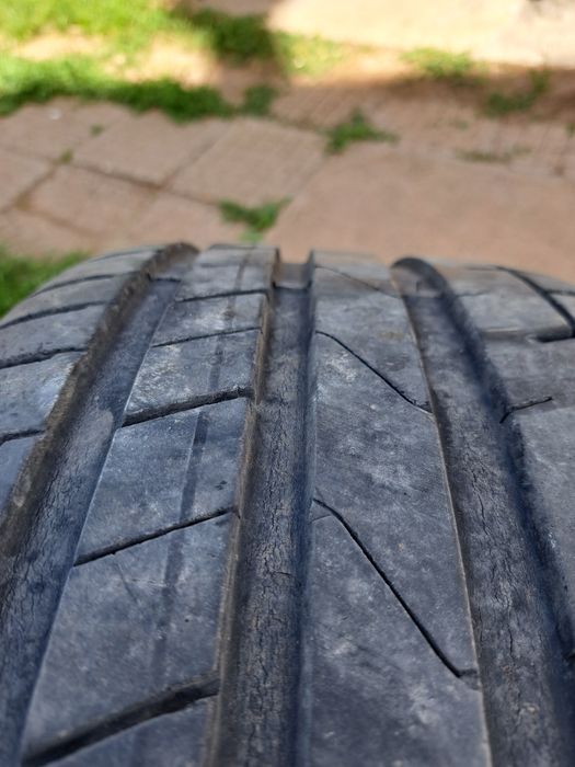 Оригинални джанти от БМВ f10 които са с гуми Петлас предни 245/40/18/j8/is30 и задни с гуми 275/35/ 18/j9/is44. Едната задна джанта има заварка .