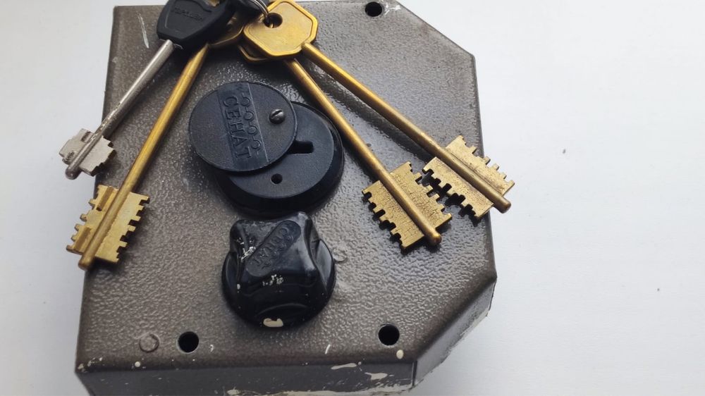 Замок два разных