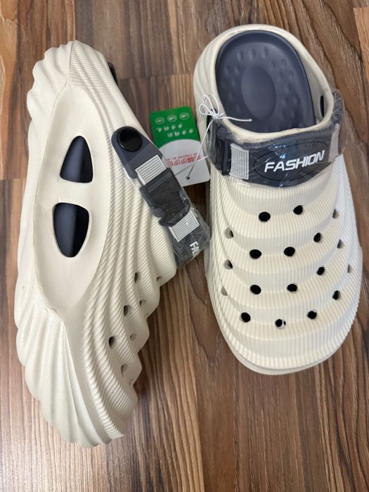 Мужская модель Сабо (крокс) в трех цветах.