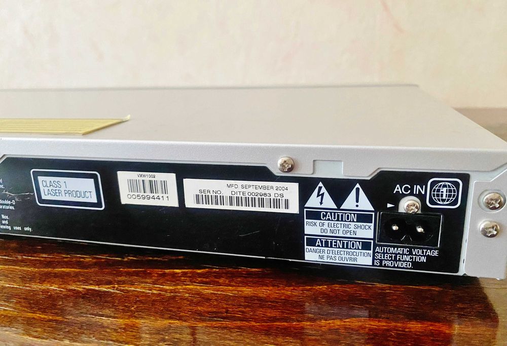 Разпродажба - 30€. PIONEER DV-373-S DVD PLAYER + Подарък