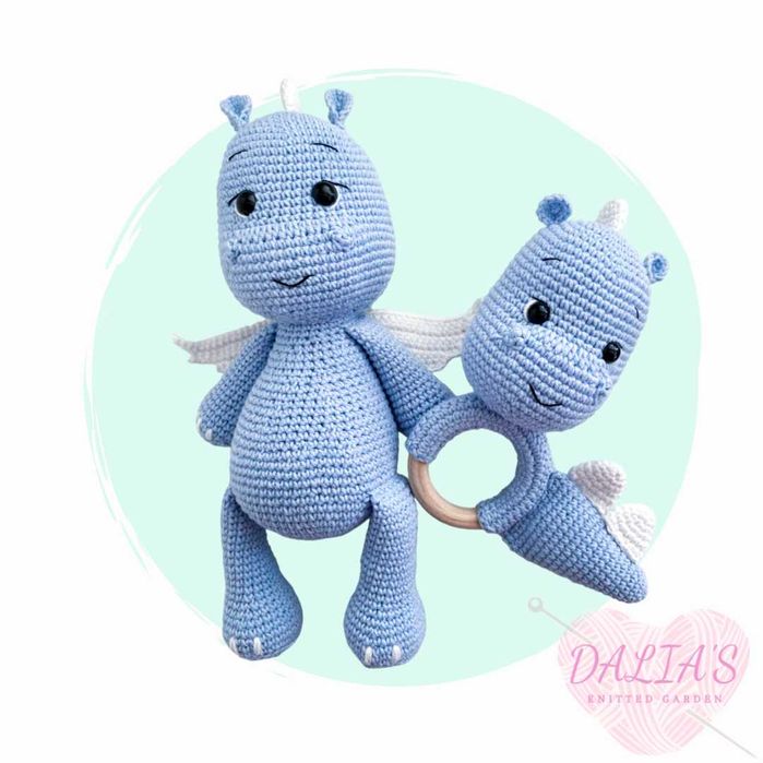 Ръчно плетен динозавър – играчка и дрънкалка за бебе