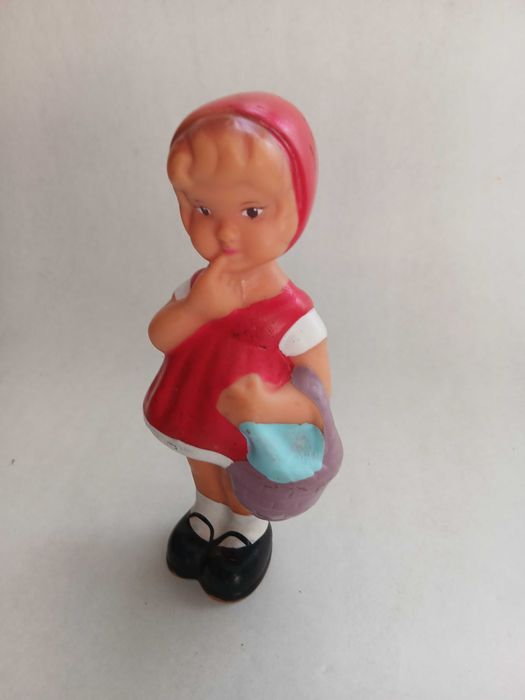 Jucarie veche Aradeanca, scufita rosie,De colectie, Perioada comunista