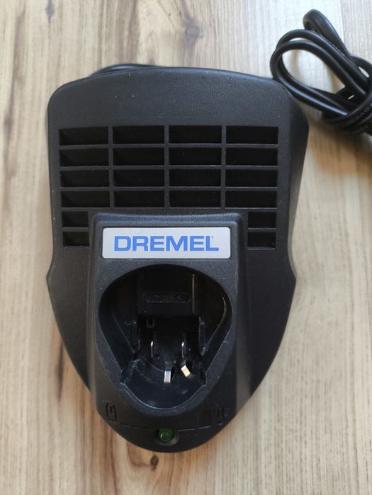 Зарядно и батерия 10,8 v за Dremel