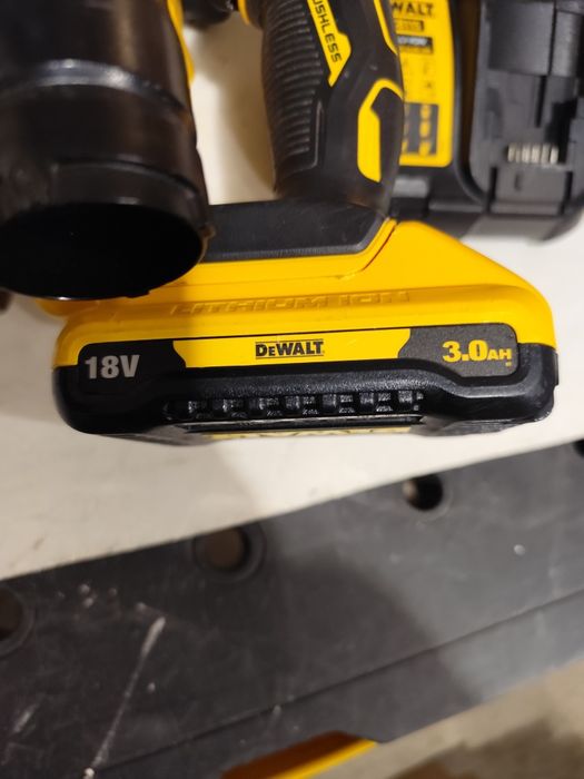 Като НОВ  безчетков ръчен циркуляр Девалт DeWALT DCS565 комплект