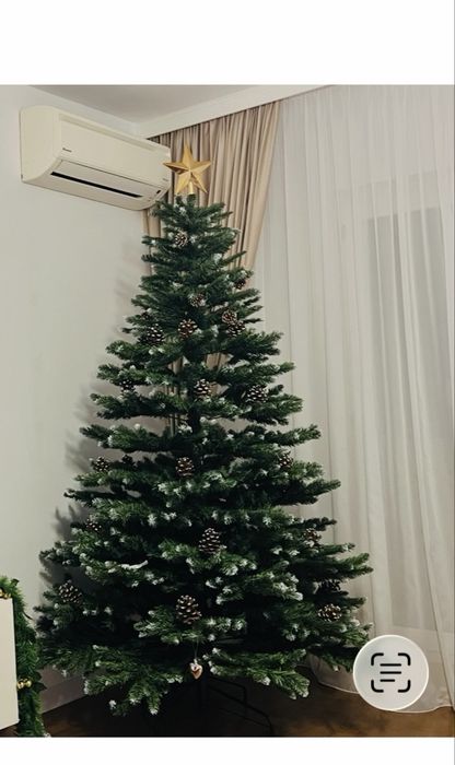Brad artificial 210cm nins cu, conuri + decoratiuni