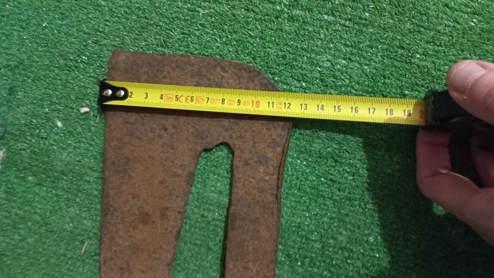 Стара кована брадва