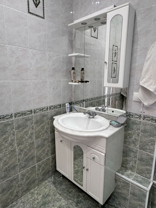 Раковина, зеркало вместе