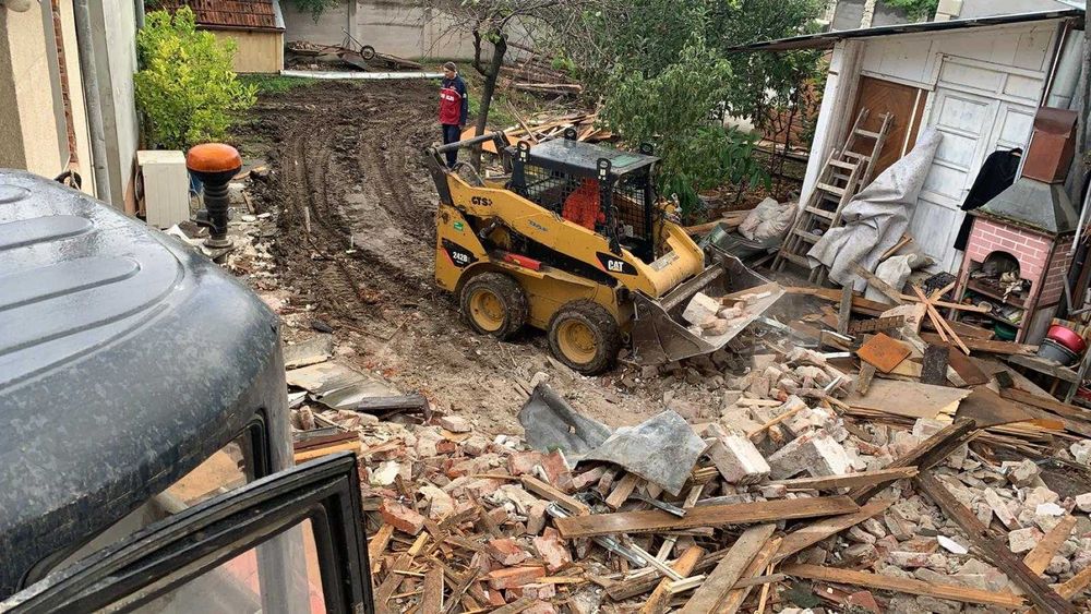 Demolari case garaje garduri debarasez cu utilaje si transport