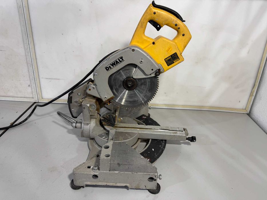 Циркуляр пендула - Dewalt 1600 W / 216mm / 115 V