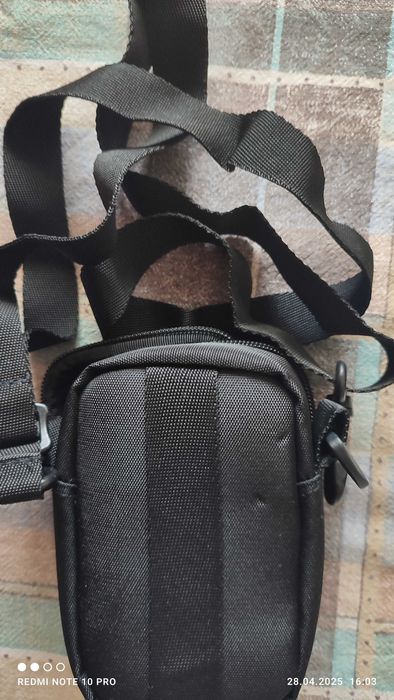 Продавам калъф за малък фотоапарат.