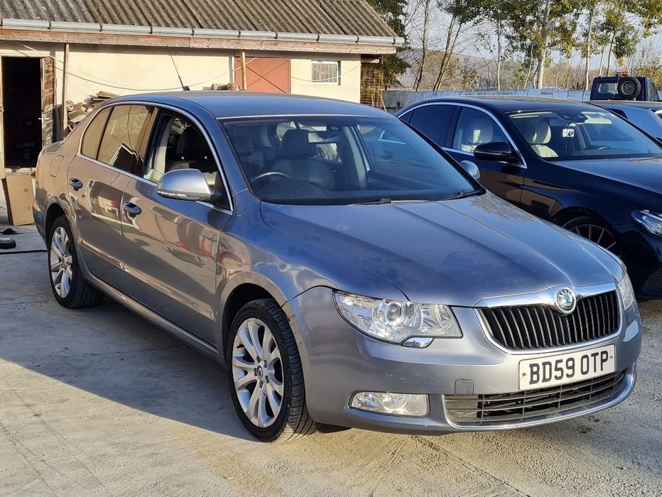 Grila Fata Skoda Superb cu mic defect