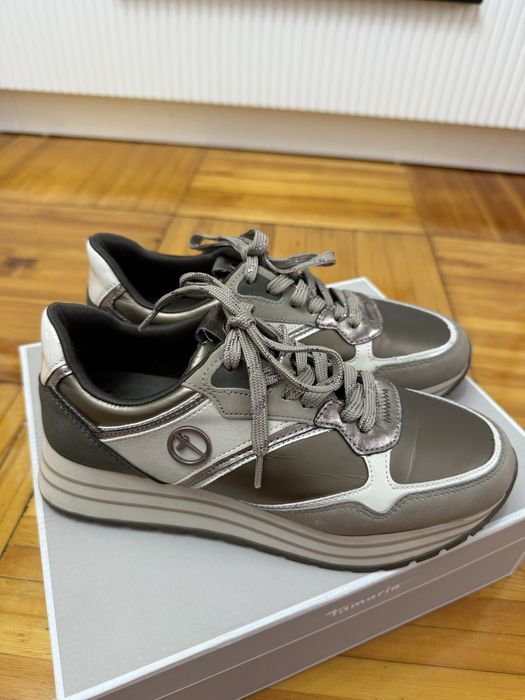 Кроссовки женские