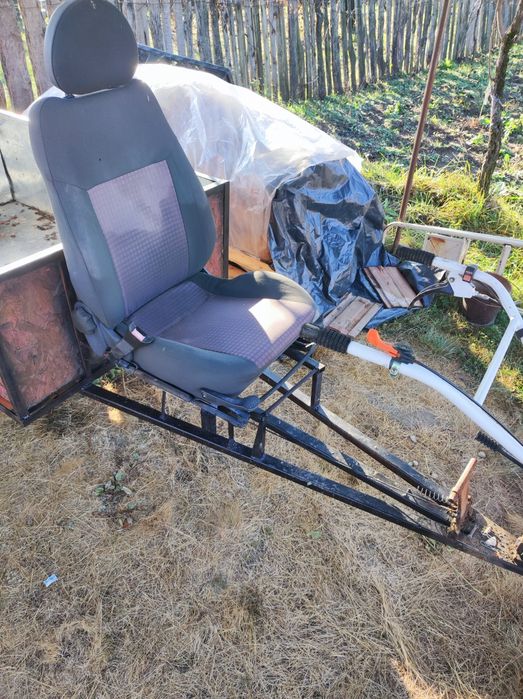 Vând remorca motocultor cu frane pe tambur și scaun reglabil