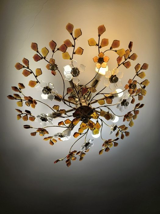 Люстры в хорошем состоянии.