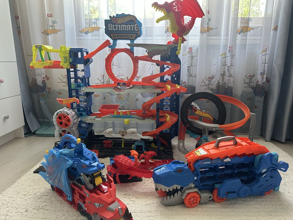 7 комплекта Hot Wheels – Ultimate Garage, T-Rex, дракони и писти