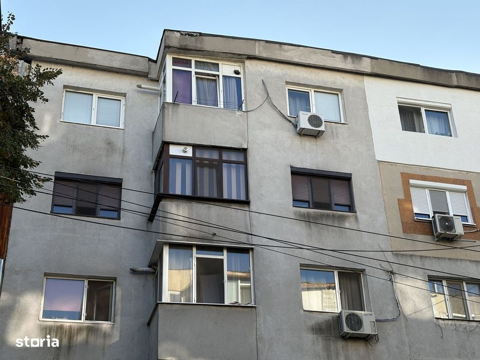 Vând apartament 2 camere, decomandat, zona Vidin