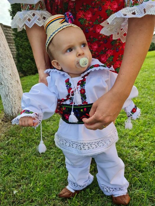 Costum popular botez băieți de Maramureș cu opinci și ciorapi