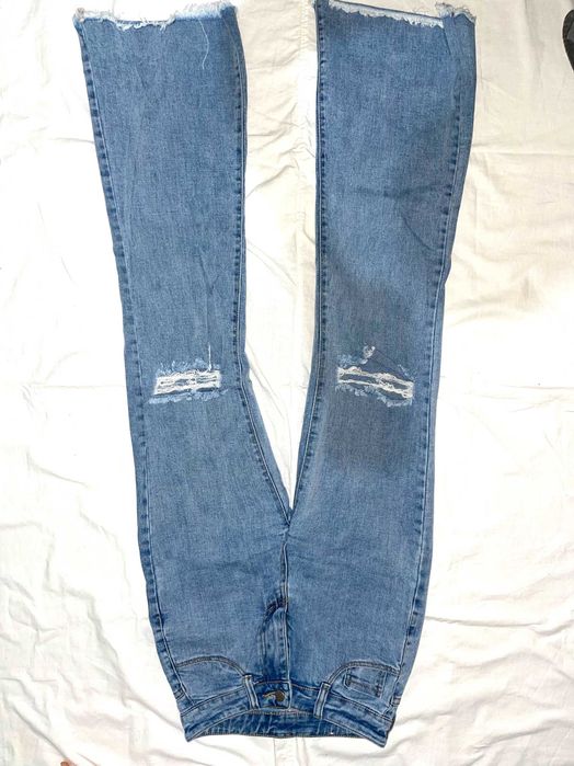 Модные красивые джинсы