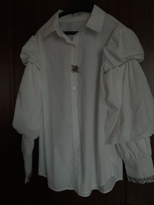 Нова бяла риза с брошка и камъни