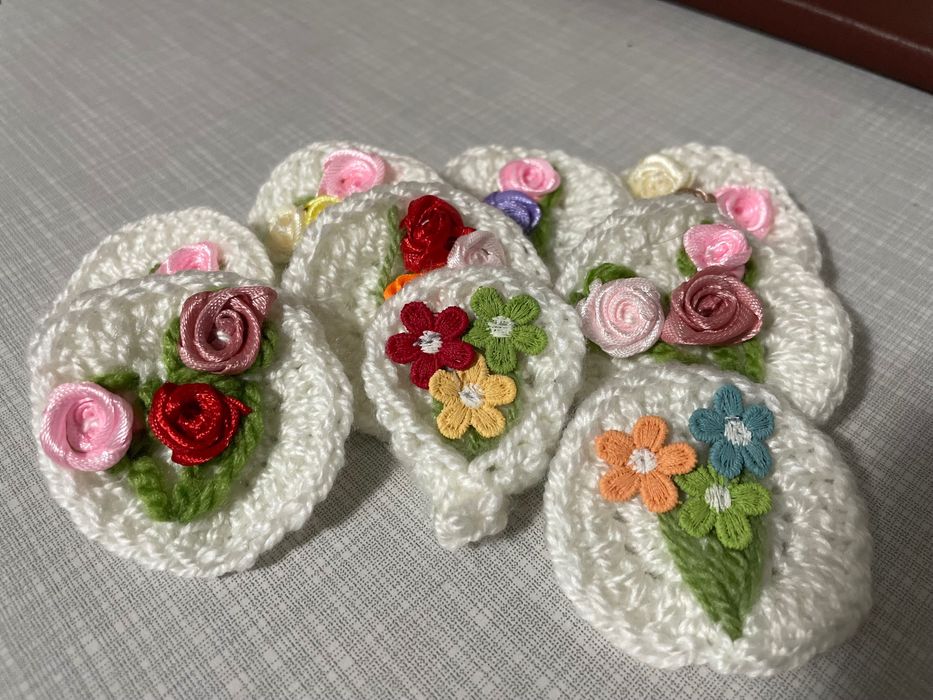 Ръчно изработени брошки, подходящи  за мартеници.