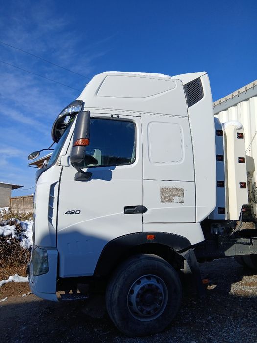 Yuk mashinasi Howo A7 tent fura