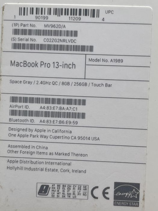 MacBook PRO със зарядно