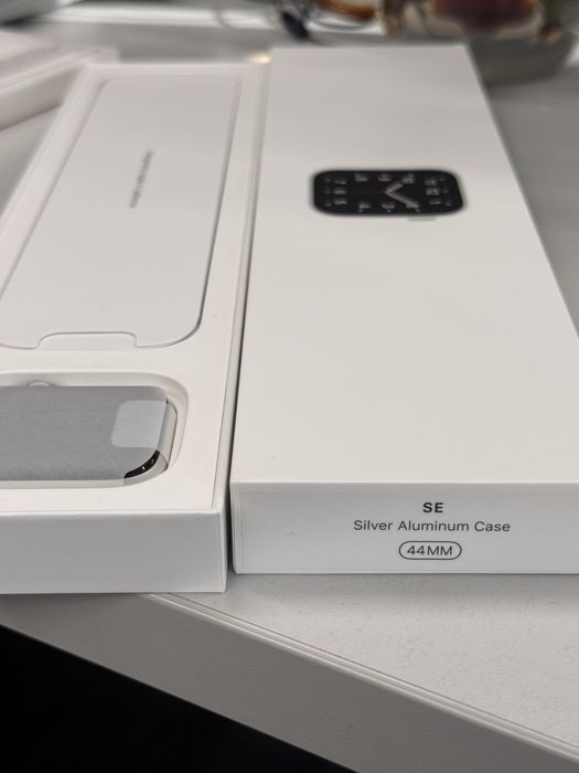 Apple watch SE white sport band