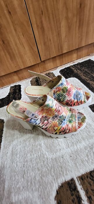 Продам босоножки