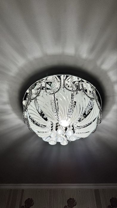 Люстра в хорошем состоянии