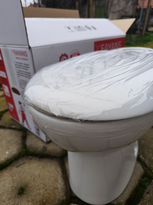 Нова тоалетна чиния с капак