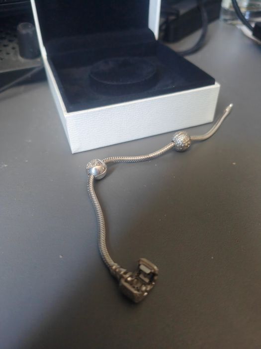 Vând 2 talismane Pandora și Sabrini.