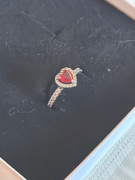 Кольцо Pandora с красным сердцем