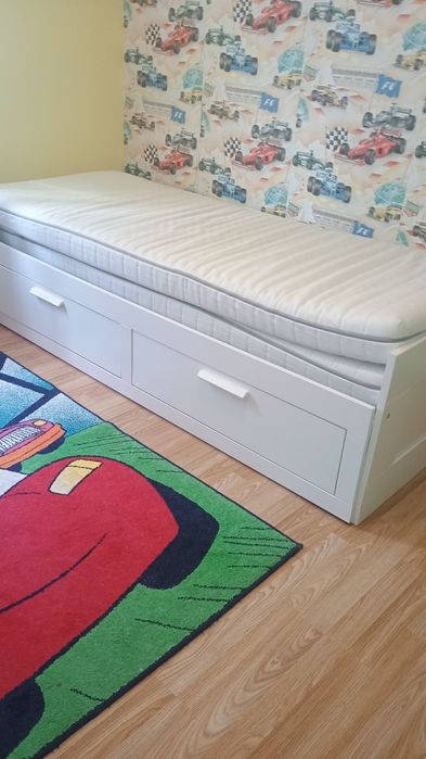 Vând pat copii dublu covor birou perdea toate pt camera copilului
