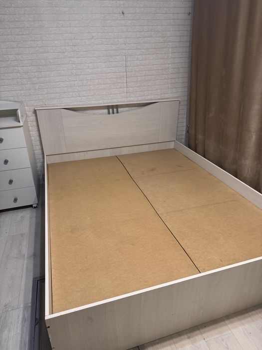 пподам двухспальную кровать