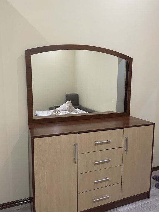 Продаю комод с зеркалом