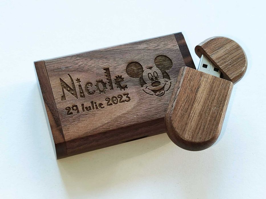 Stick de memorie/USB Flash Drive si cutie din lemn personalizata