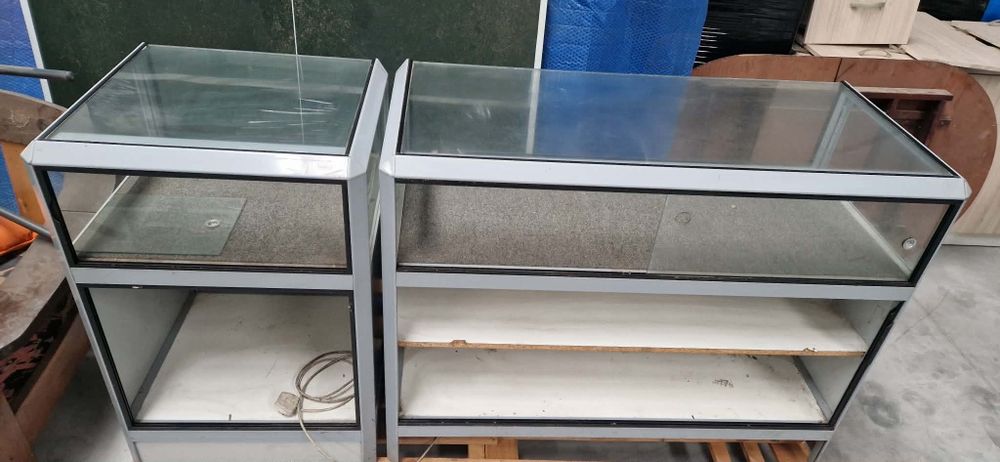 Търговска стъклена витрина